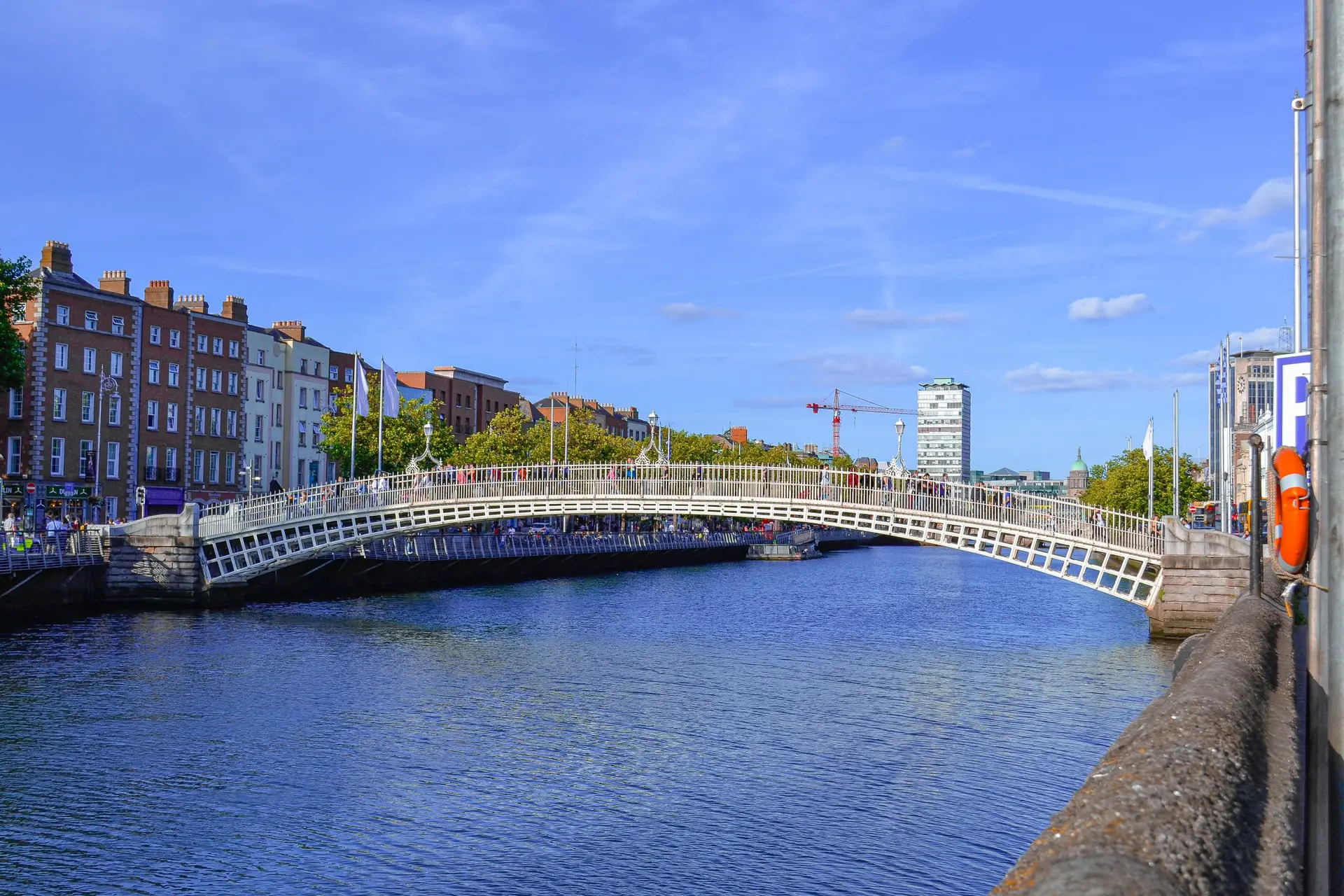 Ha'penny Bridge over de Liffey in Dublin