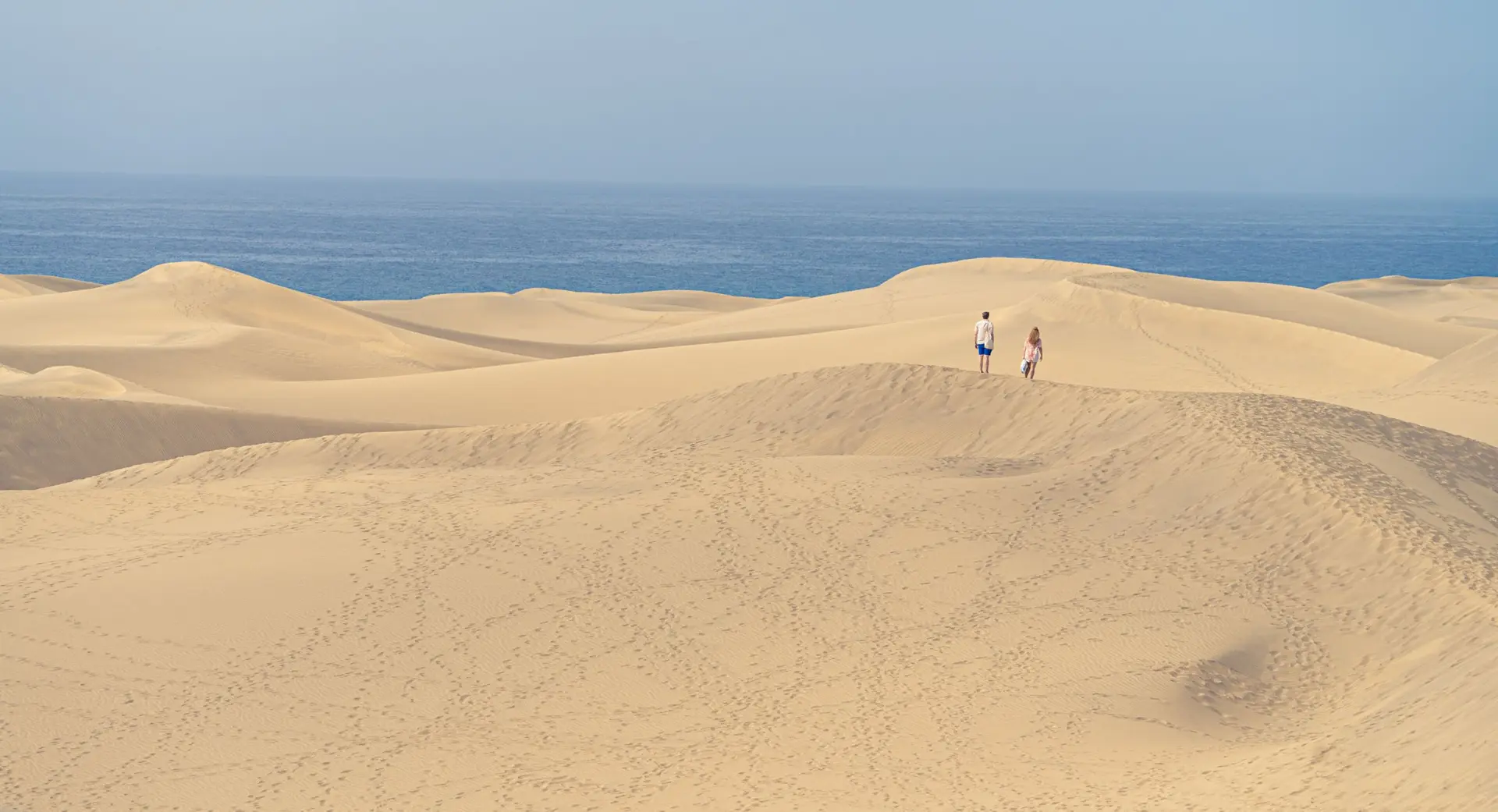 Duinen van Maspalomas met oceaan op Gran Canaria